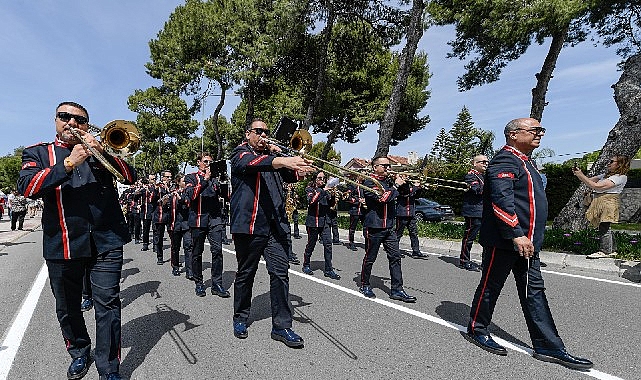İzmir’in tarihine 83 yıldır “müzikle” tanıklık ediyorlar Tam 83 yıl önce kurulan İzmir Büyükşehir Belediyesi Bandosu; resmi