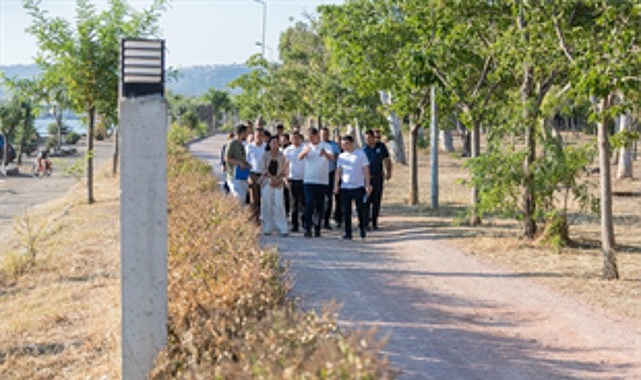 İzmir’in yeşil mirası İnciraltı Kent Ormanı yenileniyor İzmir Büyükşehir Belediyesi, İnciraltı Kent Ormanı'nda kapsamlı yenileme çalışması başlattı.