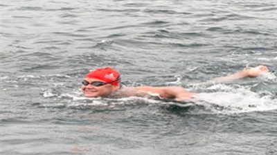 İzmir Büyükşehir Belediyesi’nin 23 yaşındaki otizmli yüzme sporcusu Tuna Tunca