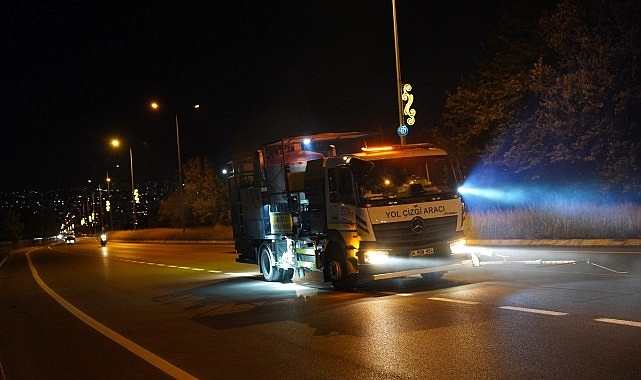 İzmit’te 9 bin metrekarelik yol çizgisi tamam Kocaeli Büyükşehir Belediyesi, İzmit ilçesinde sürücülerin daha sağlıklı ve güvenli