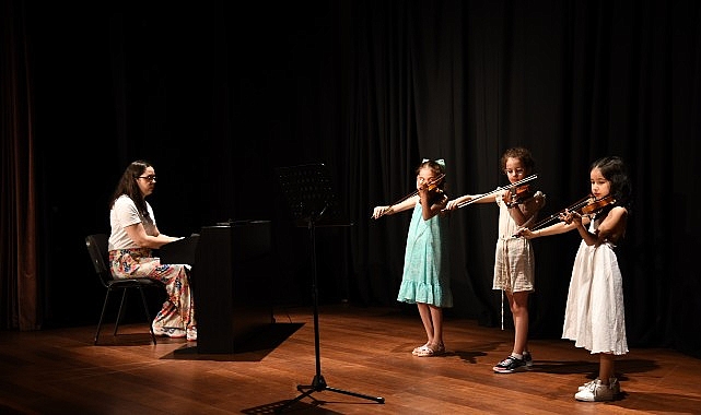 Kadıköy’de Çocuklar ve Gençler Yazı Sanatla Geçiriyor Kadıköy Belediyesi, Çocuk Sanat Merkezi ve Gençlik Sanat Merkezi'nde düzenleyeceği