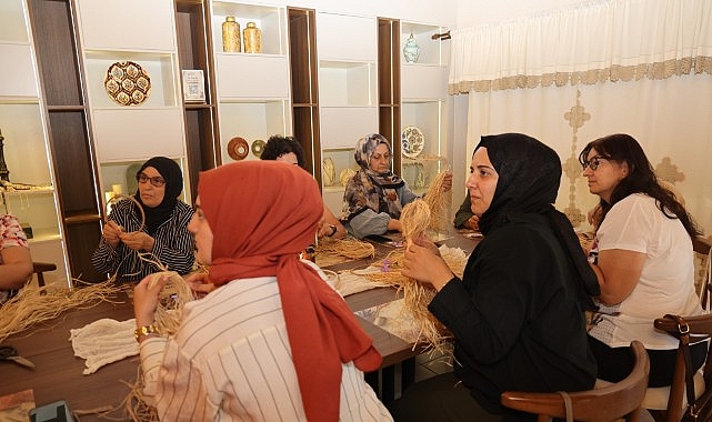 Kadın emeği “Ana Kafe’de” değer buluyor Kocaeli Büyükşehir Belediyesi, kadınların sosyal hayata daha aktif katılımını destekleyen