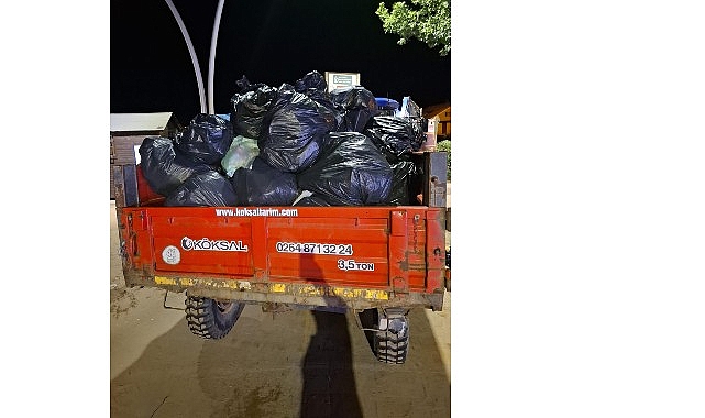 Kandıra sahillerinden 64 tır çöp toplandı Kocaeli Büyükşehir Belediyesi, yaz sezonunda yoğun ilgi gören Kandıra sahillerinde