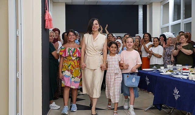 Karabağlar Belediyesi Tekstil Akademi’de Mezuniyet Gururu Karabağlar Belediyesi Tekstil Akademi'de eğitimlere başlayan 51 kadın, mezuniyet buluşmasına