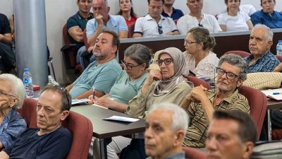 Karşıyaka Belediyesi, düzenlediği kentsel dönüşüm bilgilendirme toplantısında vatandaşları uzmanlarla bir