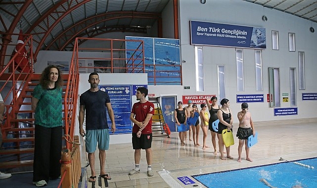 Karşıyaka Belediyesi Yarı Olimpik Kapalı Yüzme Havuzu, yaz döneminde hem