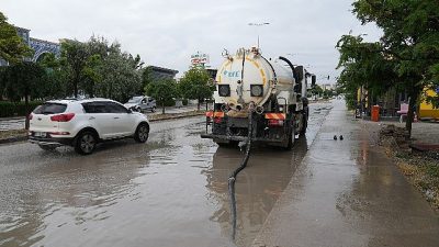 Keçiören Belediyesi ekipleri ilçede etkili olan sağanak yağışın ardından meydana