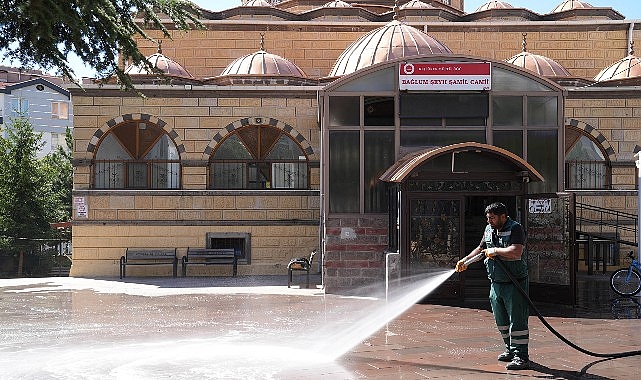 Keçiören’de Camiler Özenle, Köşe Bucak Temizleniyor Keçiören Belediyesi ilçe genelindeki cami, mescit ve ibadethanelerde rutin temizlik