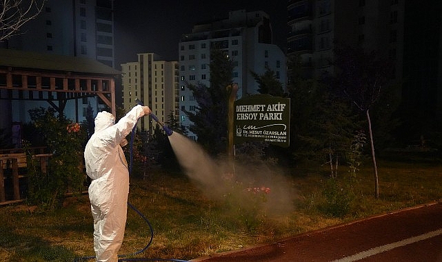 Keçiören’de Gece Gündüz Kesintisiz İlaçlama Çalışması Keçiören Belediyesi, yaz aylarında vatandaşların daha sağlıklı ve rahat bir