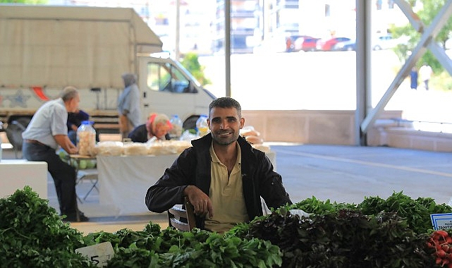 Keçiören’de Üretici ve Tüketicinin Yüzünü Güldüren Pazarlar Büyük İlgi Görüyor Keçiören Belediyesi tarafından hayata geçirilen Üretici Pazarları uygulamasıyla üreticiden tüketiciye doğrudan satış