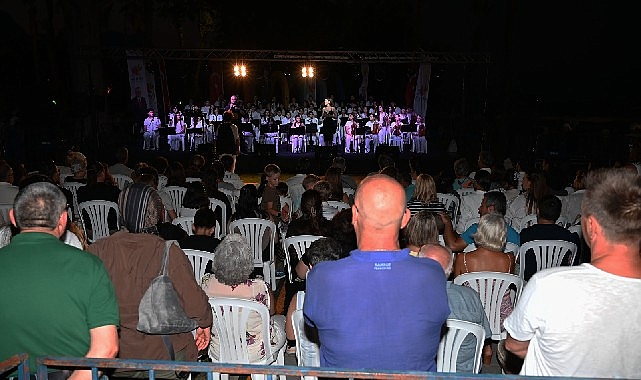 Kemer’de “Can dostları” için konser Kemer Belediye Başkanı Necati Topaloğlu öncülüğünde kurulan Kemer Belediyesi Cumhuriyet