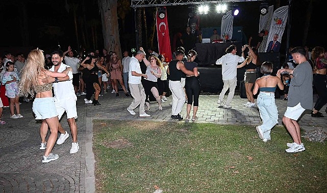 Kemer’de Latin Rüzgarı Esti Kemer Belediyesi tarafından düzenlenen “Yaz Akşamları Konserleri” kapsamında gerçekleştirilen Latin