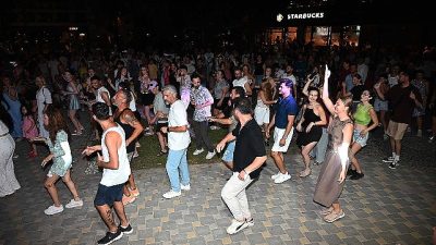 Kemer Belediyesi'nin düzenlediği “Yaz akşamları konserleri” kapsamında Latin Dans Grubu