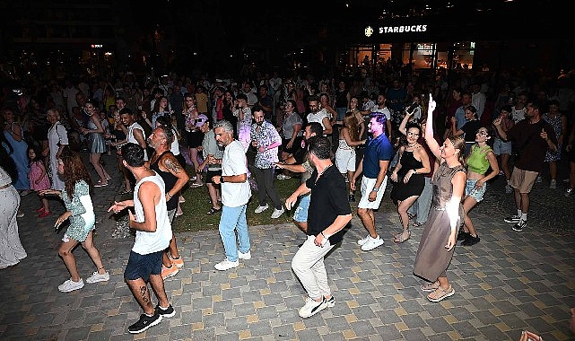 Kemer’de muhteşem Latin dans şovu Kemer Belediyesi'nin düzenlediği “Yaz akşamları konserleri” kapsamında Latin Dans Grubu