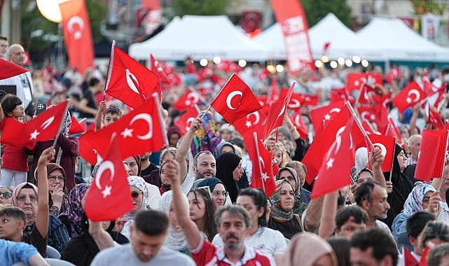 Kocaeli kol kola girdi, tek yürek oldu 15 Temmuz Demokrasi ve Millî Birlik Günü'nün 10. yılında Kocaeli'de