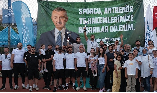 Kocaeli’de raketler korta indi Kocaeli Büyükşehir Belediyesi tarafından gerçekleştirilen Herkes İçin Spor Tenis Turnuvası’nda