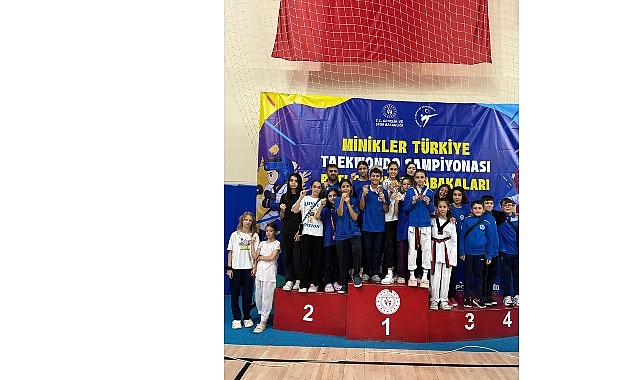 Kocaeli’nin gururu Kağıtspor kürsülerden inmiyor Sporun ve sporcunun her zaman yanında olan Kocaeli Büyükşehir Belediyesi,