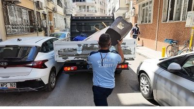 Konak’ta kaldırım ve sokaklardaki izinsiz işgale karşı denetimlerini gece gündüz