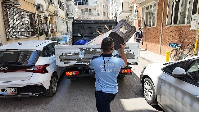 Konak zabıtasından kaldırım işgallerine karşı sıkı denetim Konak’ta kaldırım ve sokaklardaki izinsiz işgale karşı denetimlerini gece gündüz