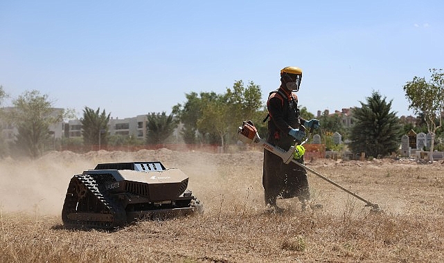 Konya Büyükşehir Mezarlık Bakımında Ot Biçme Robotlarını Kullanmaya Başladı Konya Büyükşehir Belediyesi, iş gücünden ve zamandan tasarruf sağlamak için