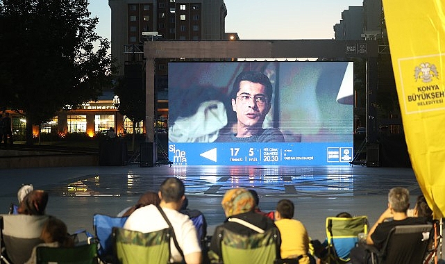 Konya Büyükşehir’in “Sinema Akşamları” Konyalıları Açık Havada Buluşturuyor Konya Büyükşehir Belediyesi tarafından Kalehan Ecdat Bahçesi’nde düzenlenen "Sinema Akşamları"