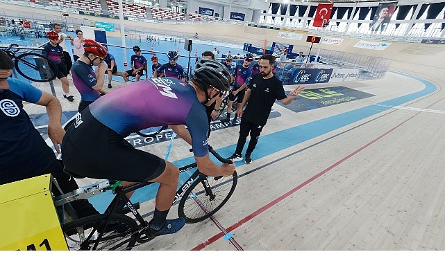 Konya Velodromu’nda Geleceğin Şampiyonları Piste Çıktı: 200 Sporcu Konya’da Buluştu Türkiye Bisiklet Federasyonu tarafından Konya Olimpik Velodromu'nda düzenlenen Pist Bisikleti