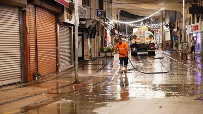 Ayvalık Belediyesi Temizlik İşleri Müdürlüğü ekipleri, kent genelinde kapsamlı bir