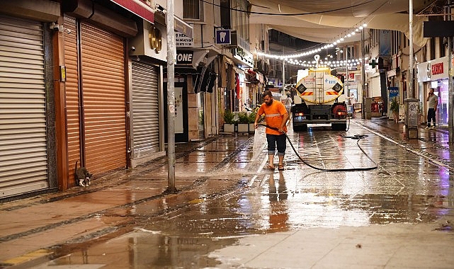 Köpüklü sularla temizlendi… Ayvalık Belediyesi Temizlik İşleri Müdürlüğü ekipleri, kent genelinde kapsamlı bir