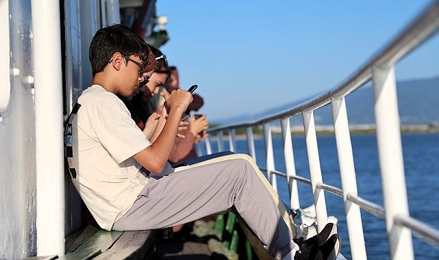 Körfez’de ışıklar altında keyif veren yolculuk Kocaeli Büyükşehir Belediyesi'nin yaz boyunca her cumartesi düzenlediği Mehtap Turları,