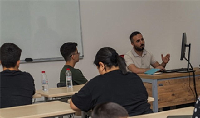 LGS tercih döneminde Büyükşehir öğrencilerin yanında İzmir Büyükşehir Belediyesi, LGS’ye giren öğrencilerin doğru tercih yapabilmesi için