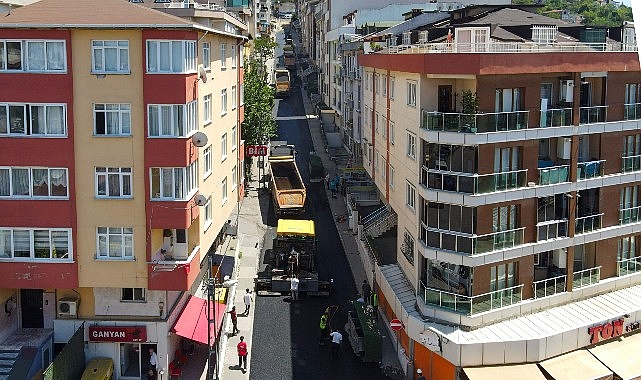 Maltepe’de Asfalt Çalışmaları Sürüyor Maltepe Belediyesi, ilçenin farklı noktalarında sürdürdüğü yol yenileme çalışmalarına Zümrütevler