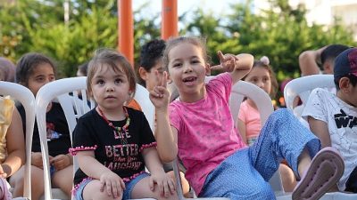 Maltepe Belediyesi'nin ücretsiz Yaz Çocuk Tiyatroları etkinlikleri kapsamında sahnelenen "Çöp ve