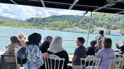 Maltepeli kadınlar, İstanbul Büyükşehir Belediyesi’nin düzenlediği etkinlikte Boğaz’ın tadını çıkardı.