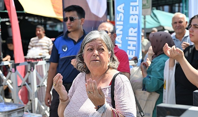 Manisa Büyükşehir’den Perşembe Pazarı’nda 2 Bin Kişiye Aşure İkramı Manisa Büyükşehir Belediyesi, Muharrem Ayı dolayısıyla il genelinde sürdürdüğü aşure