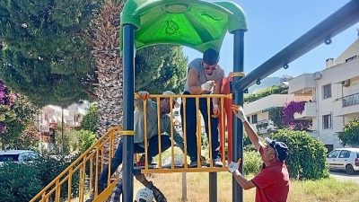 Menderes Belediyesi, sahil bölgesinde yer alan 3 parkta oyun grubu