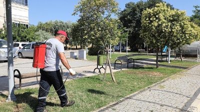 Menderes Belediyesi, ilçe genelindeki tüm parklara bakım işlemi gerçekleştiriyor. Park