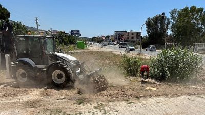 Menderes Belediyesi, sahil bölgesinde yaşanan yoğunluktan kaynaklanan atık artışına karşı