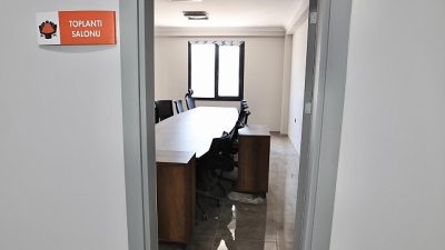 Menemen Belediyesi, ilçenin kalbinden geçen Çanakkale Asfaltı üzerindeki TIR ve