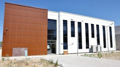 Menemen'de yapımı tamamlanma aşamasına gelinen Ulukent Gençlik Merkezi'nde hummalı çalışmalar