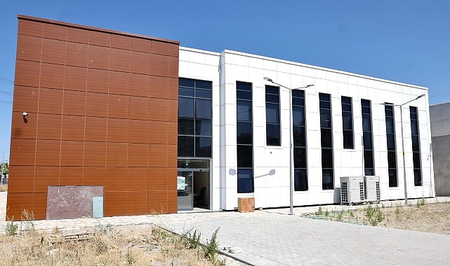 Menemen’in yepyeni gençlik merkezi için geri sayım başladı Menemen'de yapımı tamamlanma aşamasına gelinen Ulukent Gençlik Merkezi'nde hummalı çalışmalar