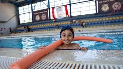 Buca Belediyesi, düzenlediği yüzme kurslarıyla çocukları erken yaşta sporla buluşturuyor.