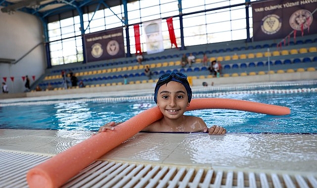 Minik yüzücüler Buca’da yetişiyor Buca Belediyesi, düzenlediği yüzme kurslarıyla çocukları erken yaşta sporla buluşturuyor.