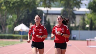 Osmangazi Belediyesporlu milli sporcular Tuana Özgür ile Elif Ecem Öztürk,