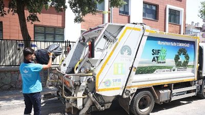 Osmangazi Belediyesi’nin Çırpan Mahallesi’nde gerçekleştirdiği kapsamlı temizlik çalışmasında bir daireden