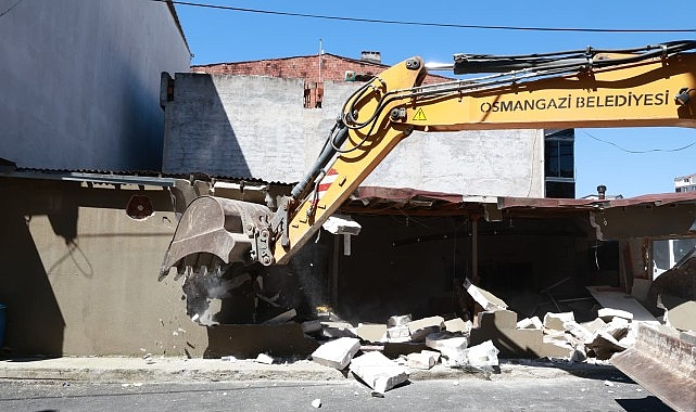 Osmangazi’de Kaçak Yapılara Geçit Yok Kaçak yapılaşmayla mücadelesini kararlılıkla sürdüren Osmangazi Belediyesi, kent estetiğini bozan