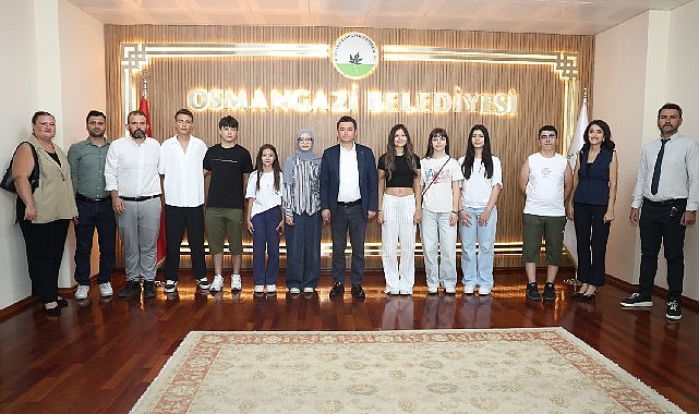 Osmangazi’de Ücretsiz LGS Kurslarının Başarılı Öğrencileri Başkan Aydın’la Buluştu Osmangazi Belediyesi’nin eğitimde fırsat eşitliğini güçlendirmek amacıyla hayata geçirdiği ücretsiz