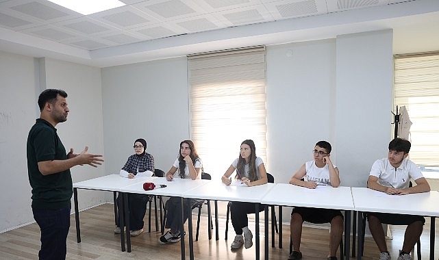 Osmangazi’den Gençlerin Geleceğine Ücretsiz Eğitim Desteği Osmangazi Belediyesi, eğitimde fırsat eşitliğini güçlendirmek amacıyla Emek Yetenek Evi’nde