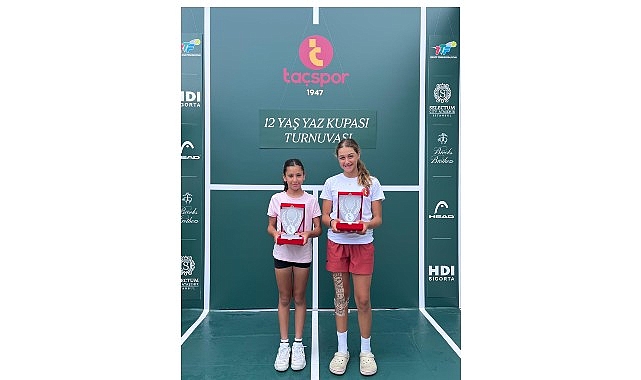 Osmangazi Belediyespor Tenis Takımı sporcusu Azra Özyardımcı, İstanbul’da düzenlenen 12