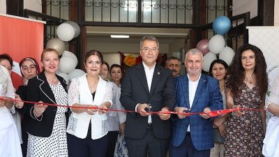 Osmangazi Belediyesi’nin Namık Kemal Mahallesi OSMEK kurslarında eğitim alan kadın