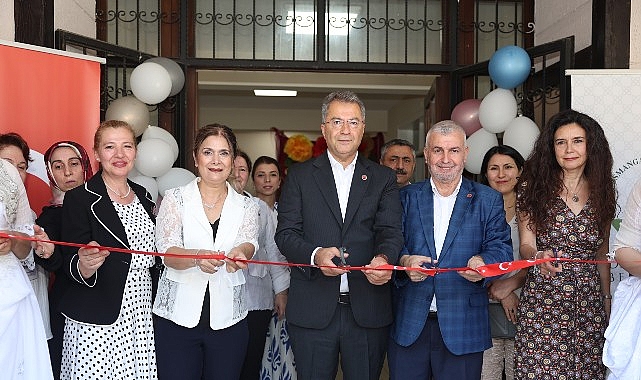 Osmangazi Belediyesi’nin Namık Kemal Mahallesi OSMEK kurslarında eğitim alan kadın